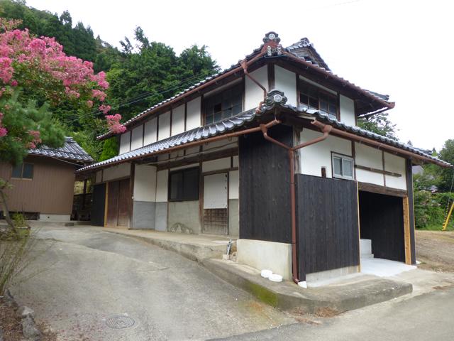 Local appearance photo. With wooden tiled two-story barn