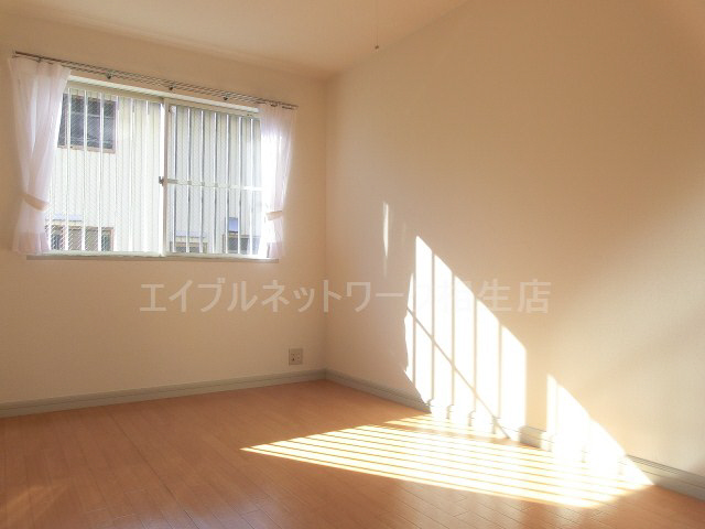 Other room space. Cute is a private room !!