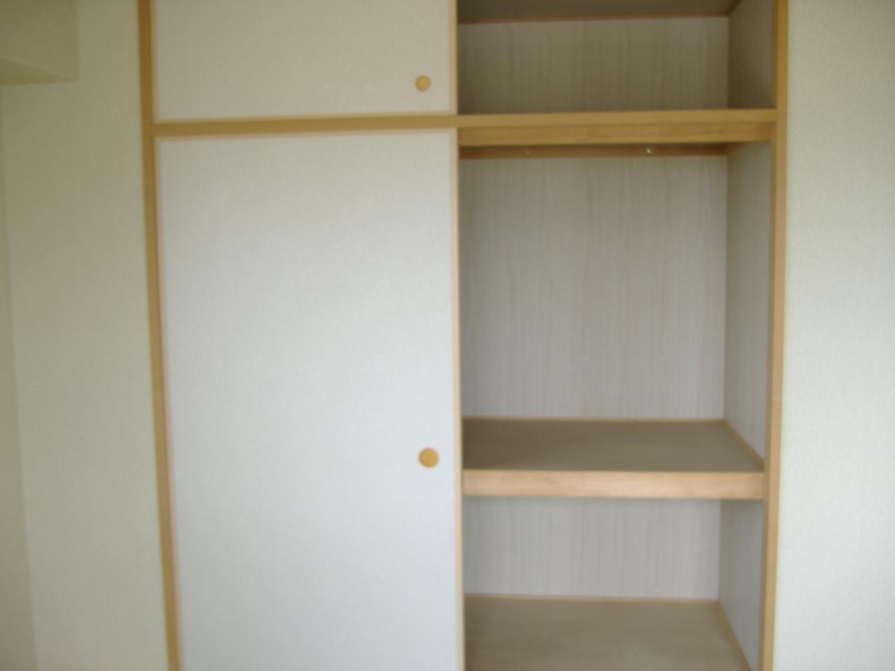 Receipt. There is storage space in each room