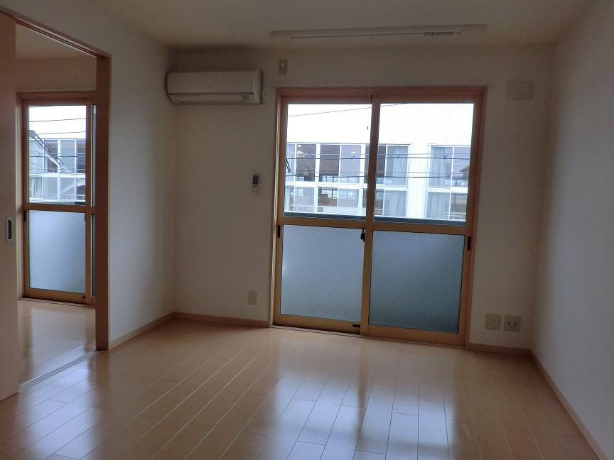 Living and room. Brighter room with pale brown