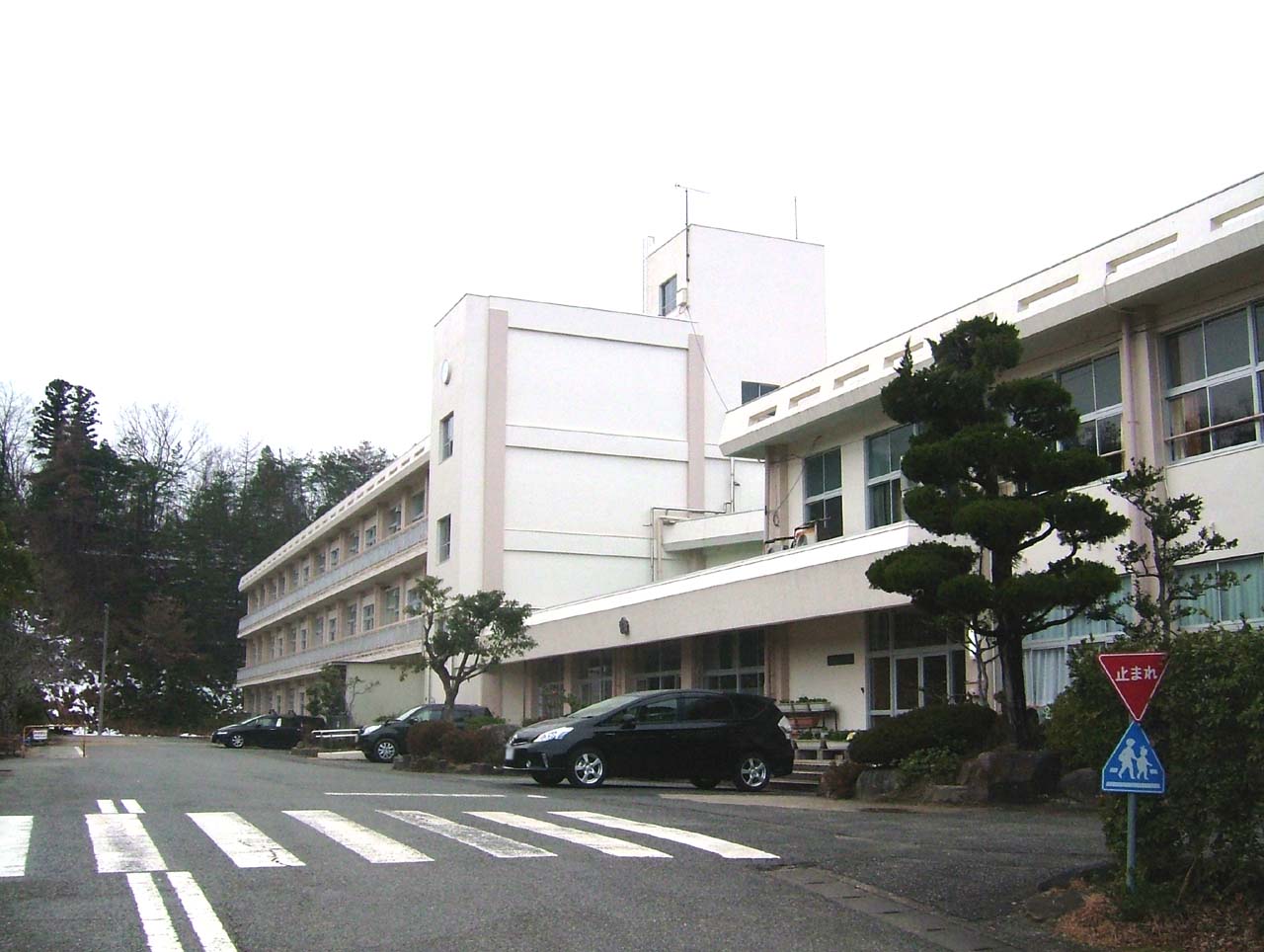 Primary school. Toyooka City Gosho to elementary school (elementary school) 715m