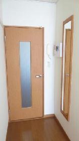 Living and room. There systemic mirror in the room