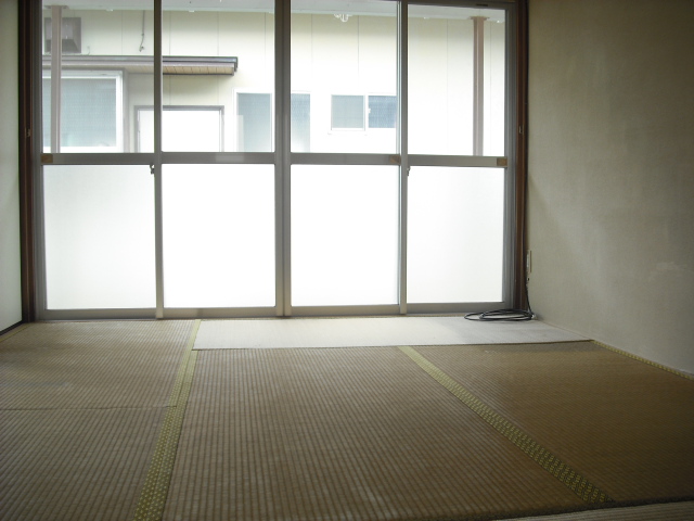 Living and room. The kitchen side of the Japanese-style room 6 quires