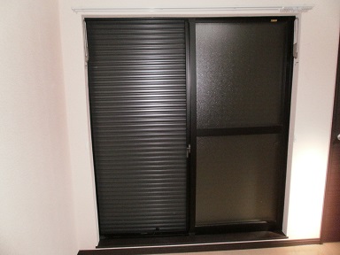 Living and room. ) Sweep shutter windows that comes with.