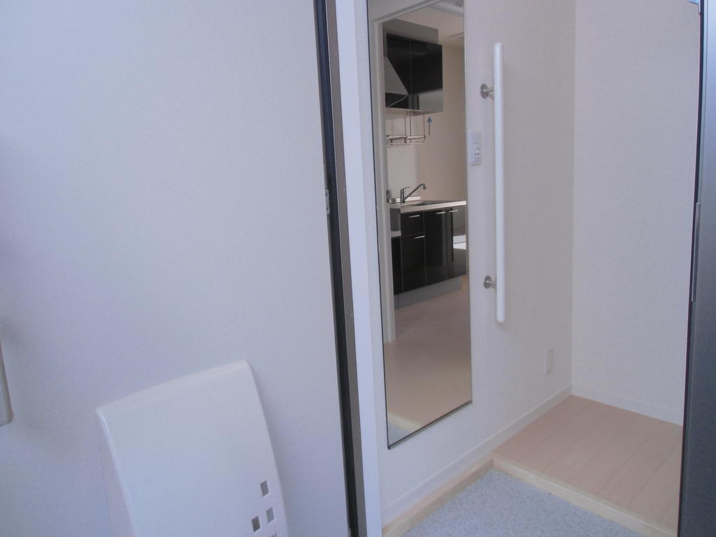 Entrance. There is a mirror that Utsuseru the whole body at the door