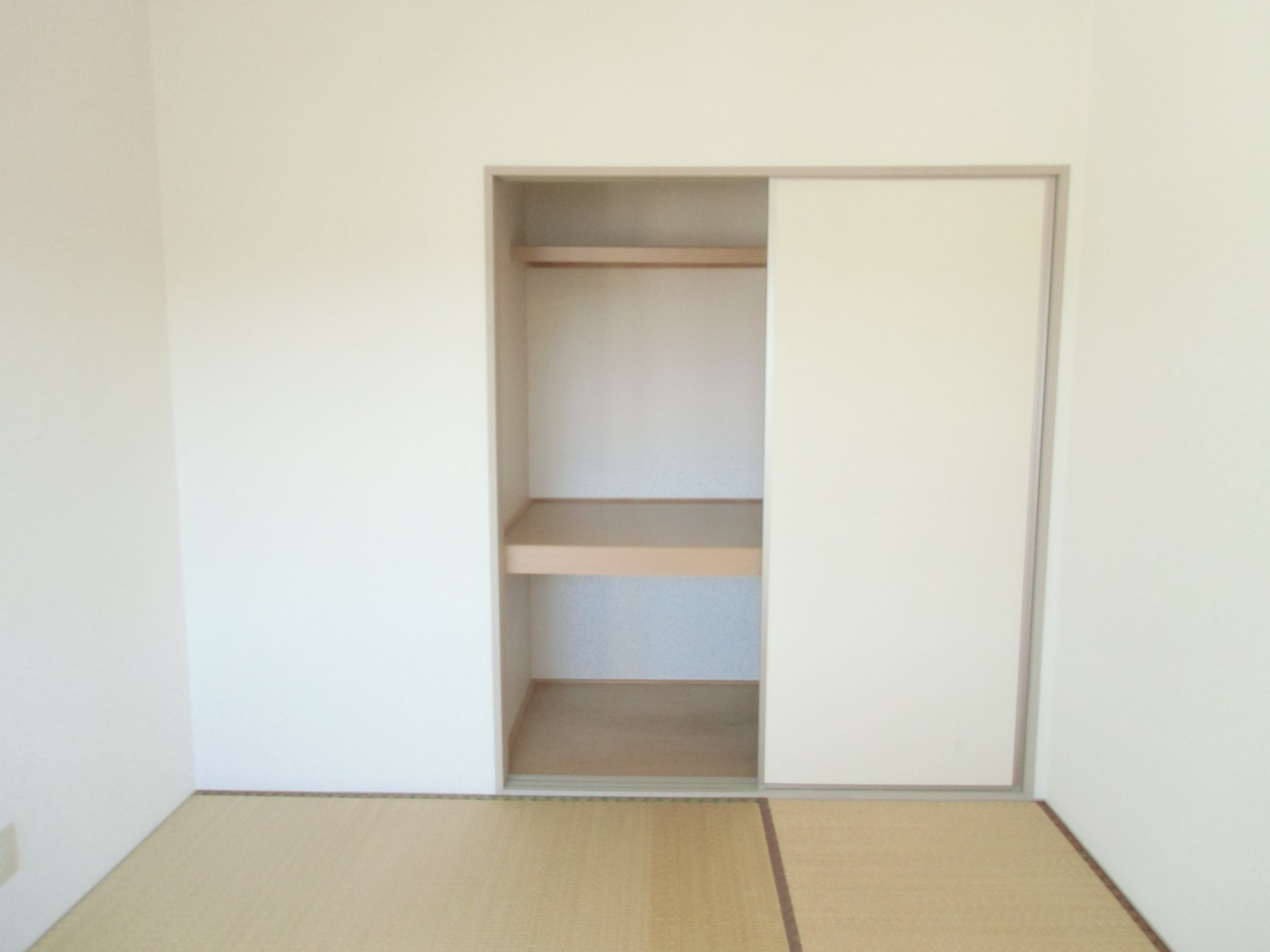 Receipt. Japanese-style room of the housing 1 between the amount