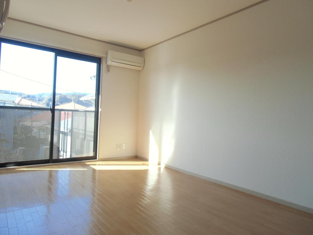 Living and room. Spacious 9 Pledge! Facing the veranda. 