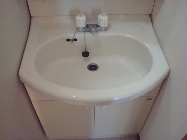 Washroom. Wash basin