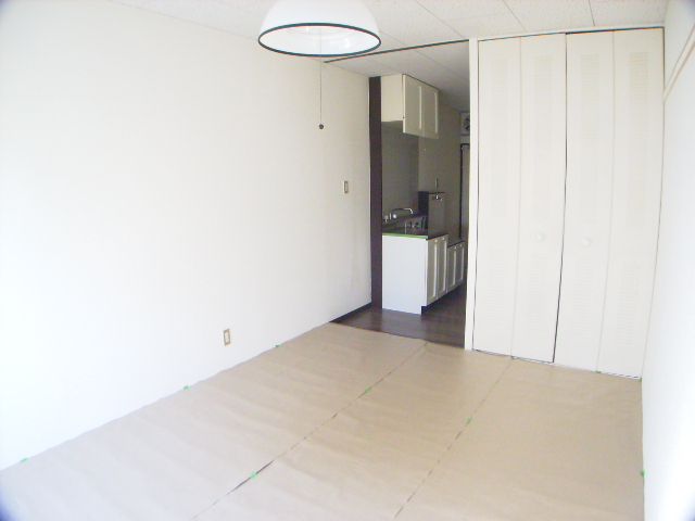 Living and room. To prevent sunburn, Yes laid the curing sheet.