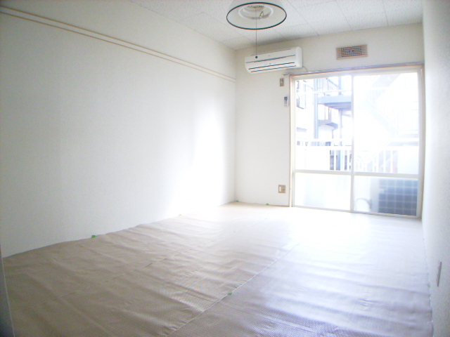 Living and room. To prevent sunburn, Yes laid the curing sheet.