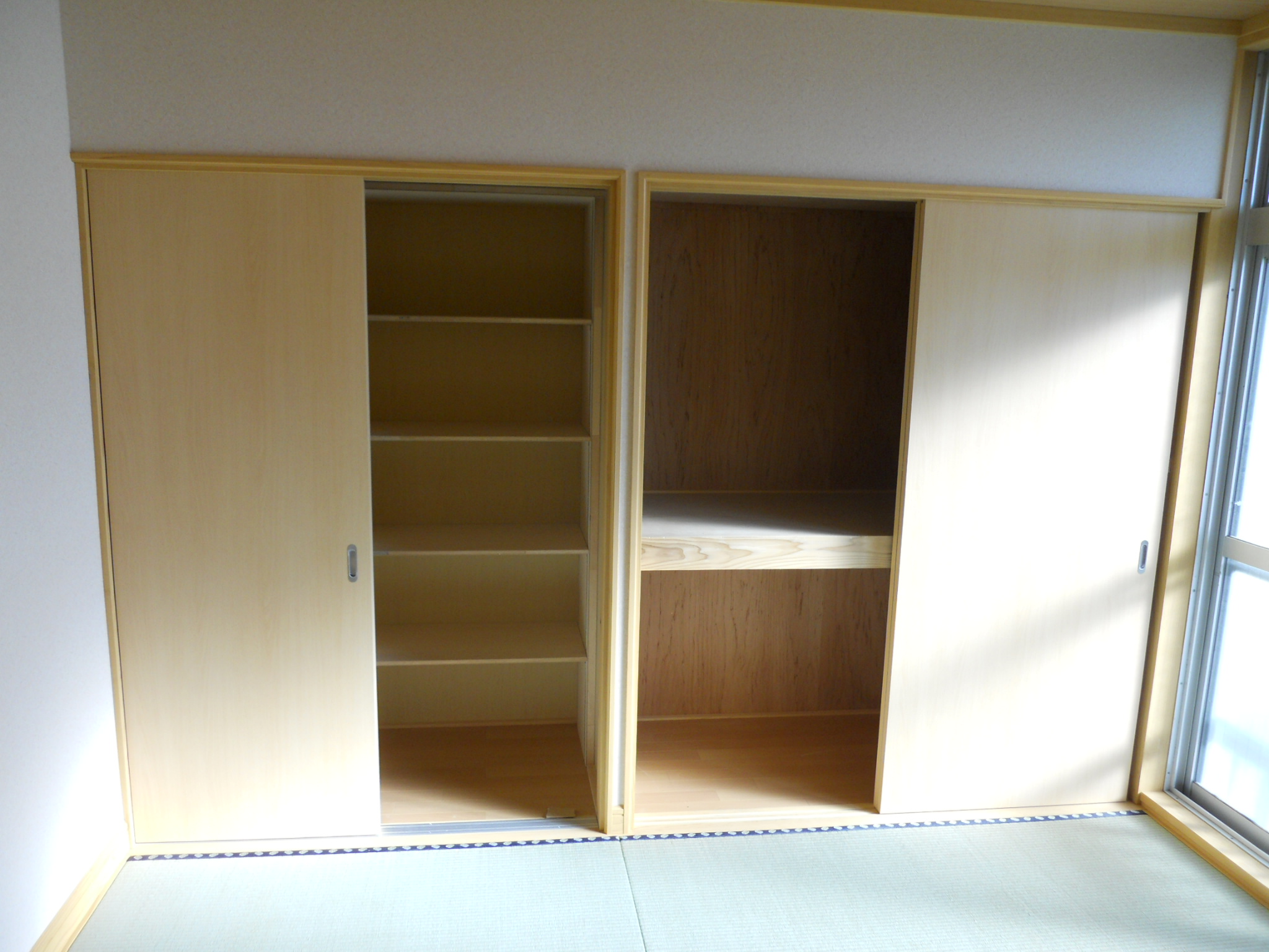 Receipt. There is with closet and shelf of the closet.