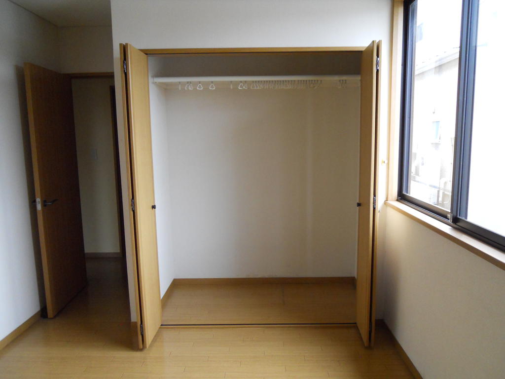 Receipt. Western-style closet enters plenty