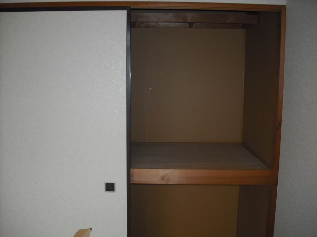 Receipt. Closet between 1 of the Japanese-style room 6 quires