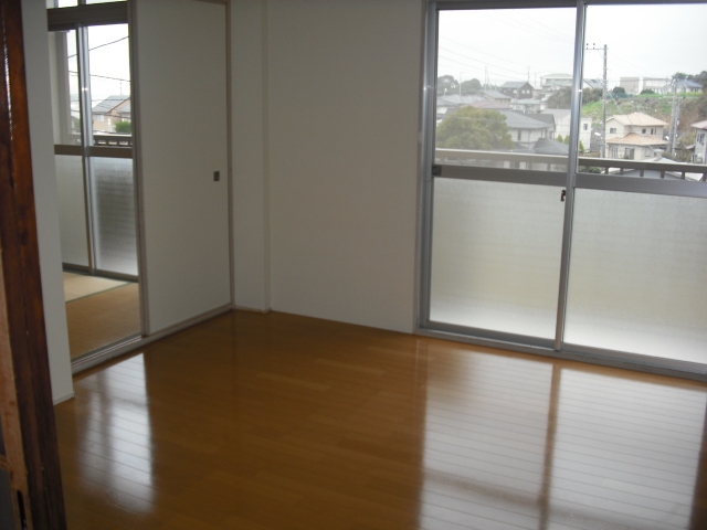 Living and room. DK is the side of the Western-style 8 quires living