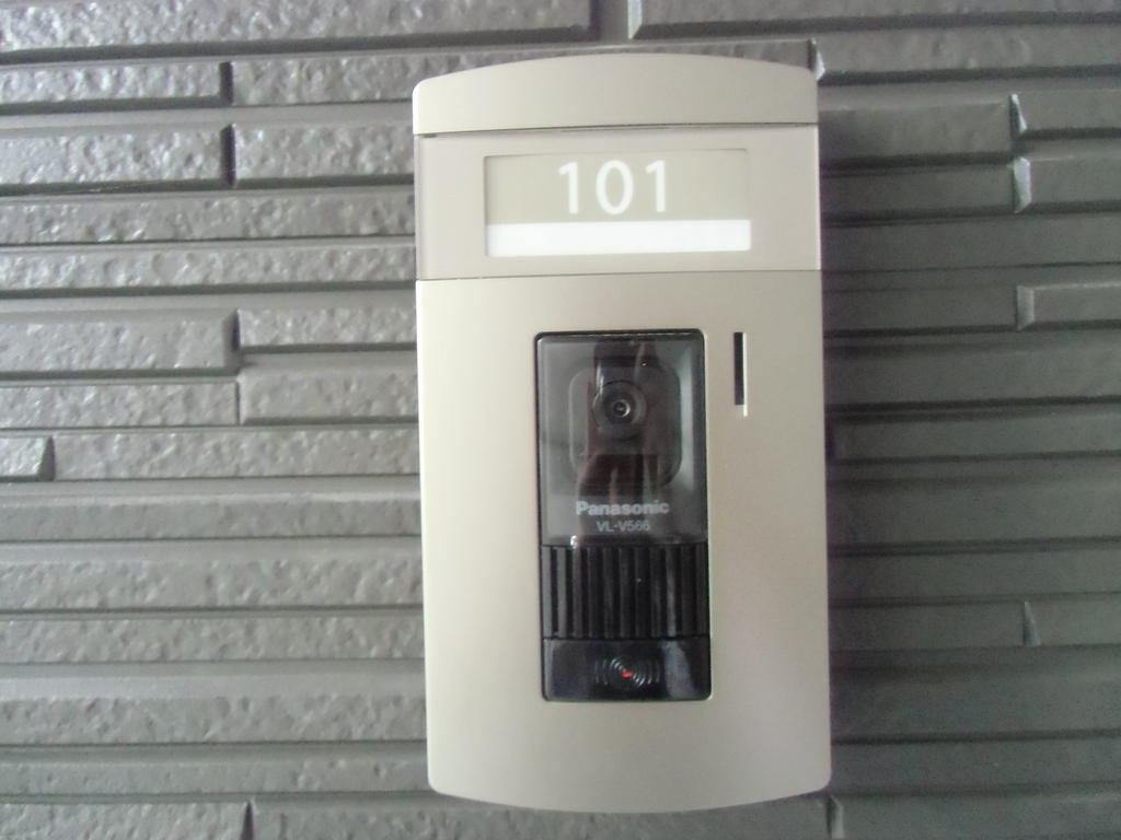 Entrance. Corresponding with confidence to visitors because the monitor Hong!