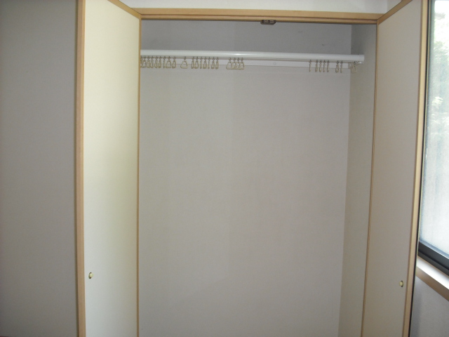 Receipt. The Western-style 5 Pledge is useful when there is a closet!