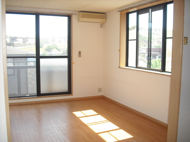 Living and room. Spacious LDK12 Pledge Sunshine also will enter full!