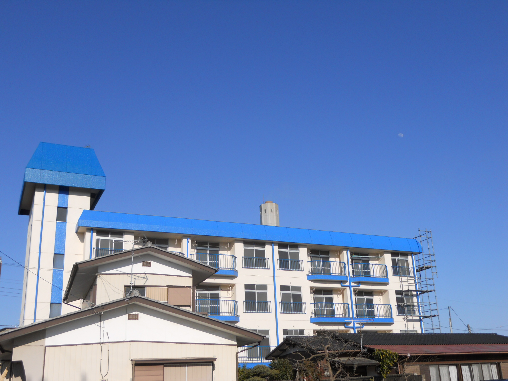 Building appearance. Blue roof is the mark!