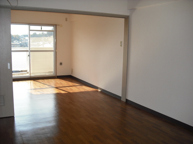 Living and room. It is living the bright day plug