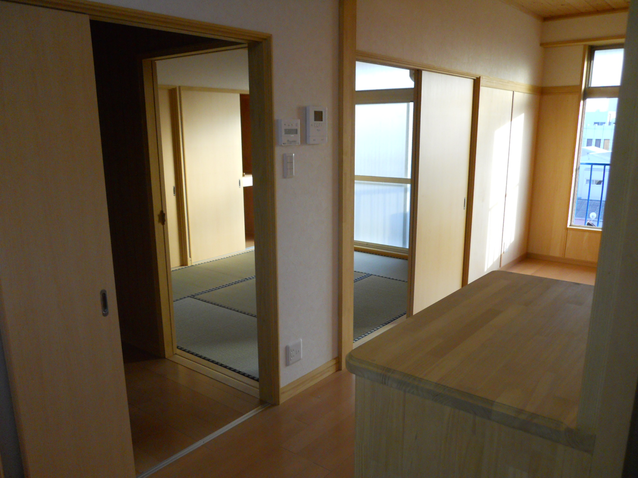 Living and room. It is warmth full of warm living yang of light and wood.