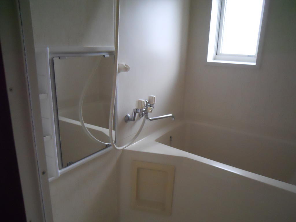 Bath. Ventilation with small window ・ Pat blackout!