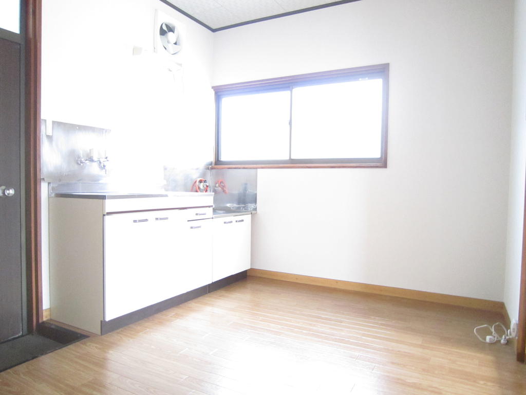 Kitchen. Yes window