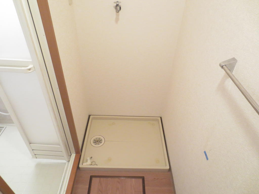 Washroom. Indoor Laundry location