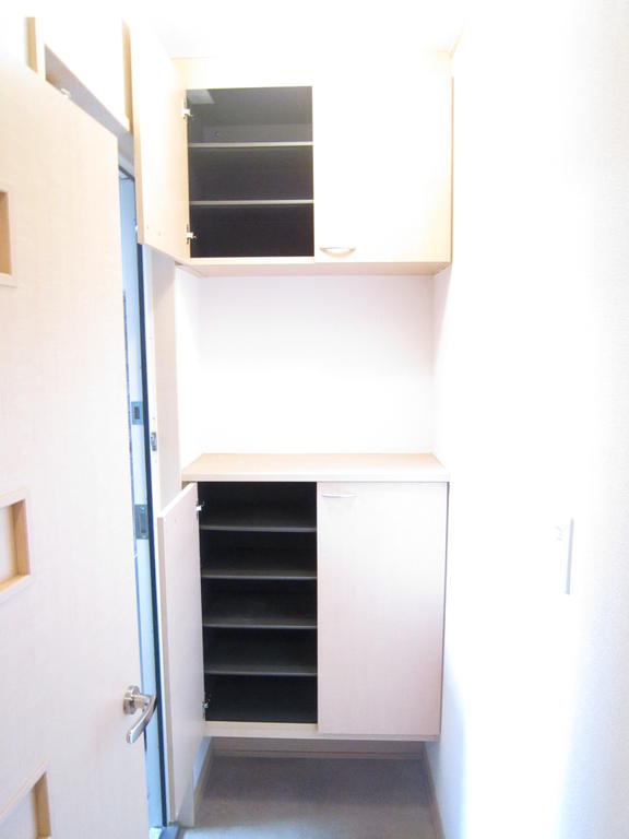 Entrance. Entrance ・ Shoe box