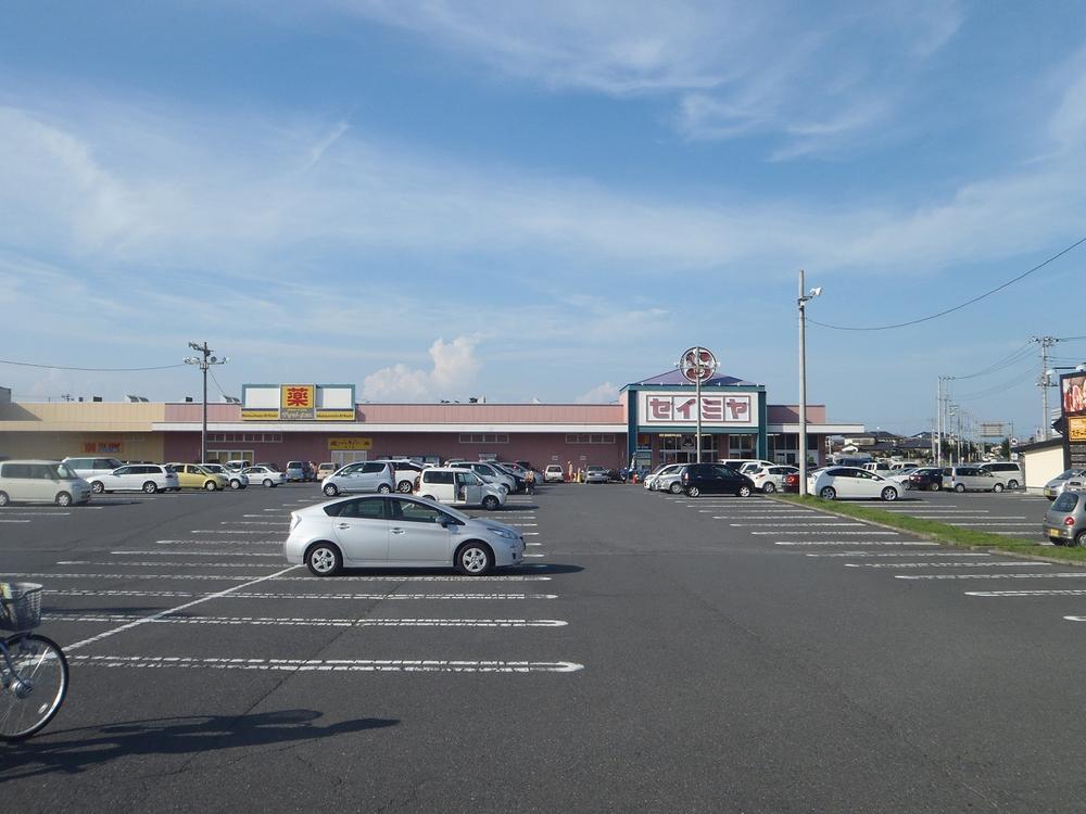 Shopping centre. Seimiya Mawatari to the store 1900m