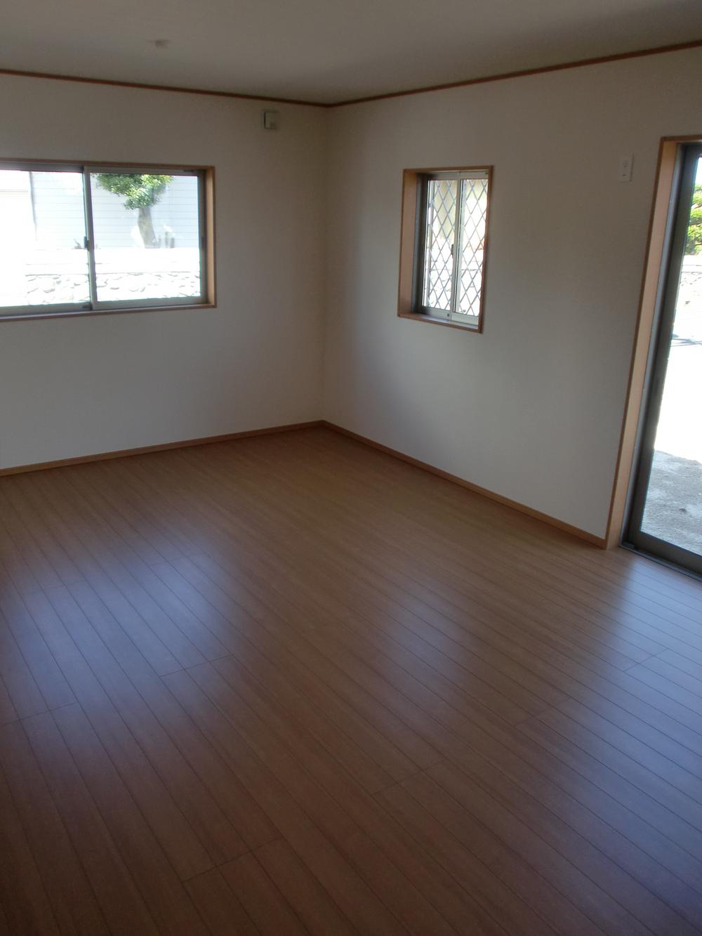 Same specifications photos (living). Living Image