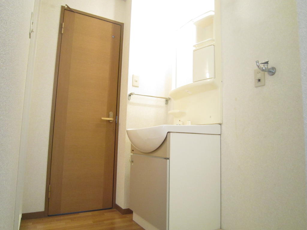 Washroom. Bathroom vanity ・ Indoor Laundry location