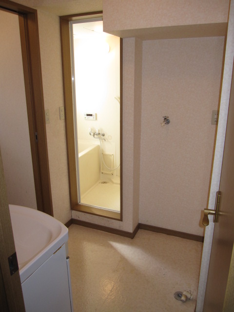 Other Equipment. Laundry Area (indoor)