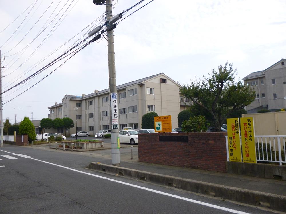 Primary school. 1100m to the outfield elementary school