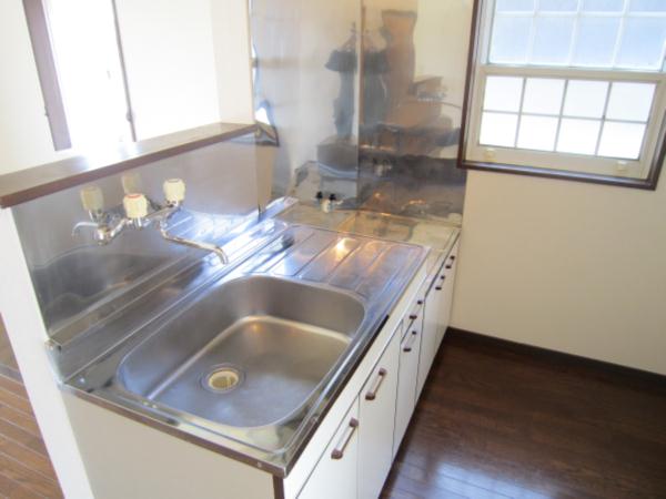 Kitchen. Counter Kitchen ・ With window