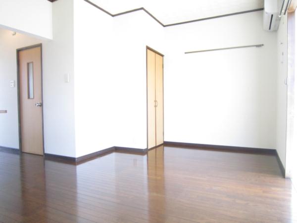 Living and room. Western-style 8 pledge