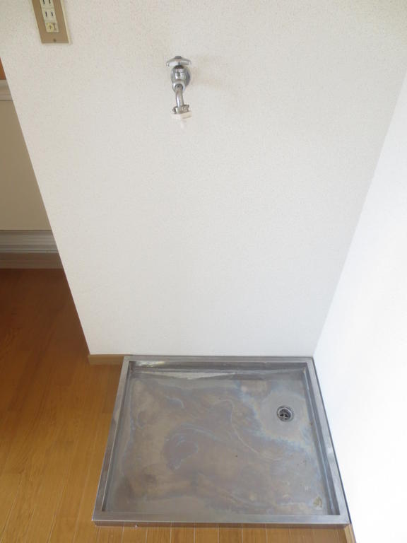 Washroom. Indoor Laundry location