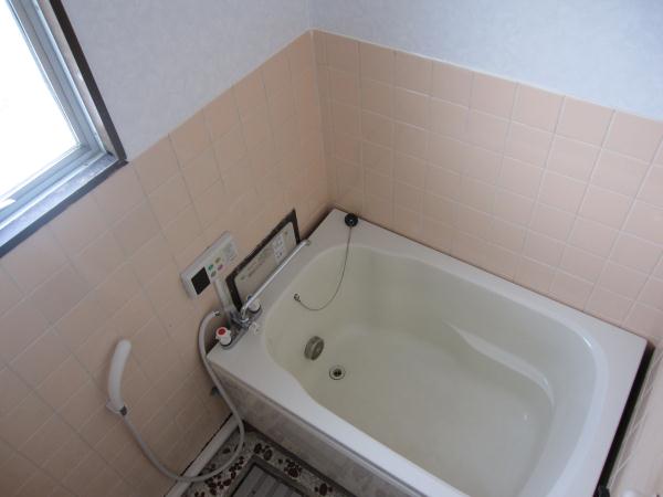 Bath. bathroom With window