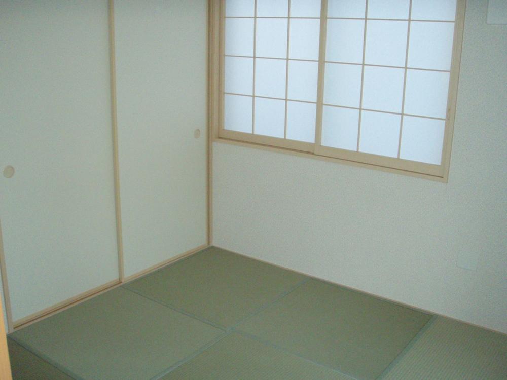 Other. She can purr There is also a Japanese-style room! 