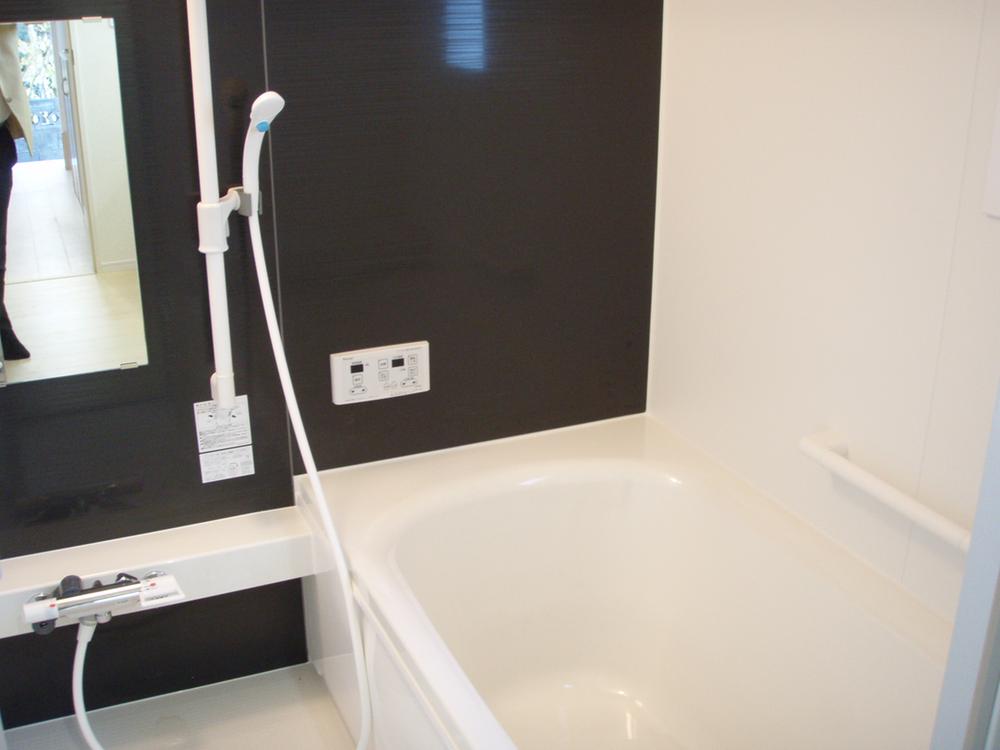 Same specifications photo (bathroom). Also stretched legs Leisurely bathing