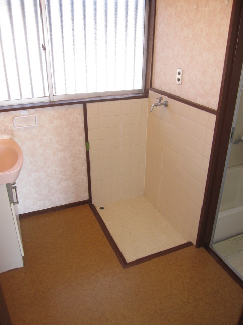 Other Equipment. Laundry Area (indoor)