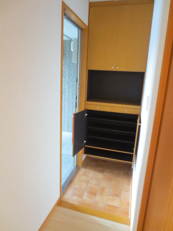 Entrance. Entrance ・ Shoe box