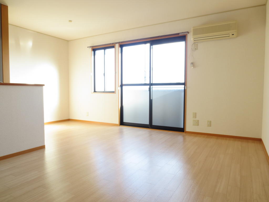 Living and room. LDK13.5 Pledge