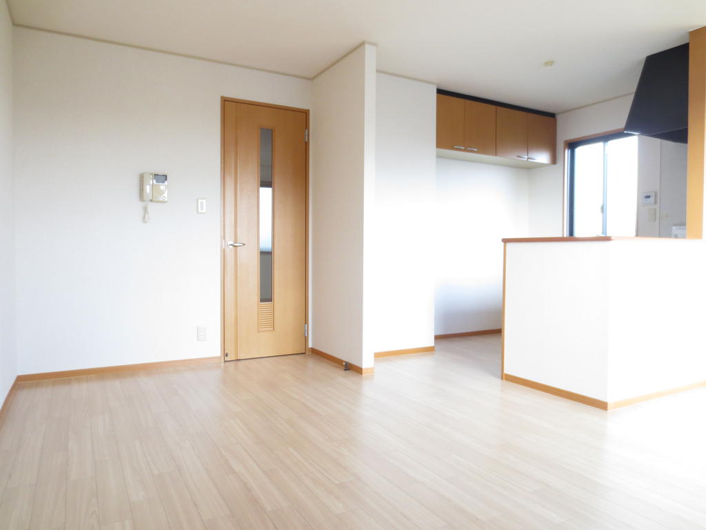 Living and room. LDK13.5 Pledge