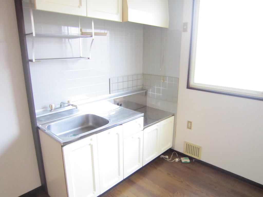 Kitchen. Yes window