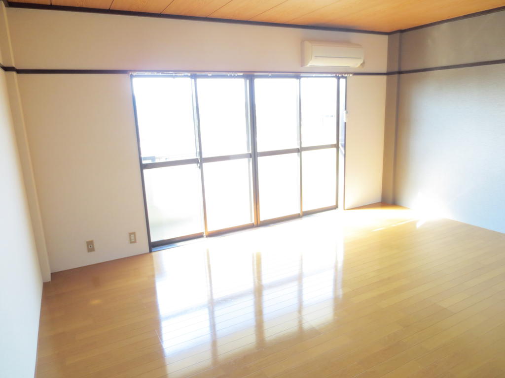 Living and room. Western-style 10 Pledge ・ Good per sun ・ Air-conditioned