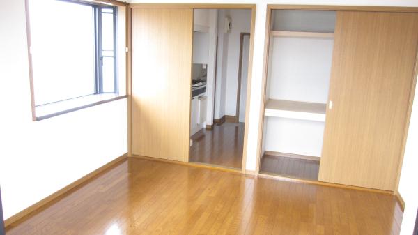 Living and room. Western-style 8 pledge