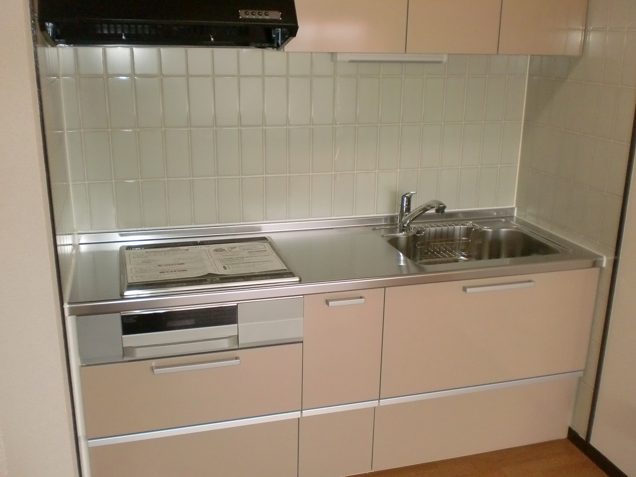 Kitchen. We put the system kitchen of nice IH. 