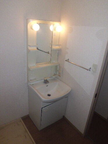 Washroom. Shampoo dresser water around is beautiful!