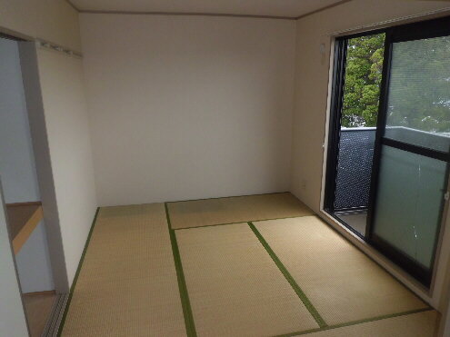 Other room space. There is also a tatami rooms!