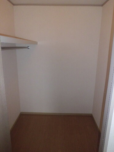 Receipt. Lot capable of accommodating walk-in closet